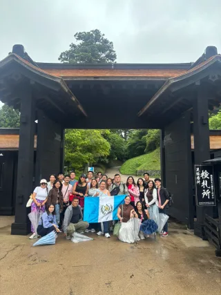 Guatemalan participants beneath a traditional Japanese gate in Hakone